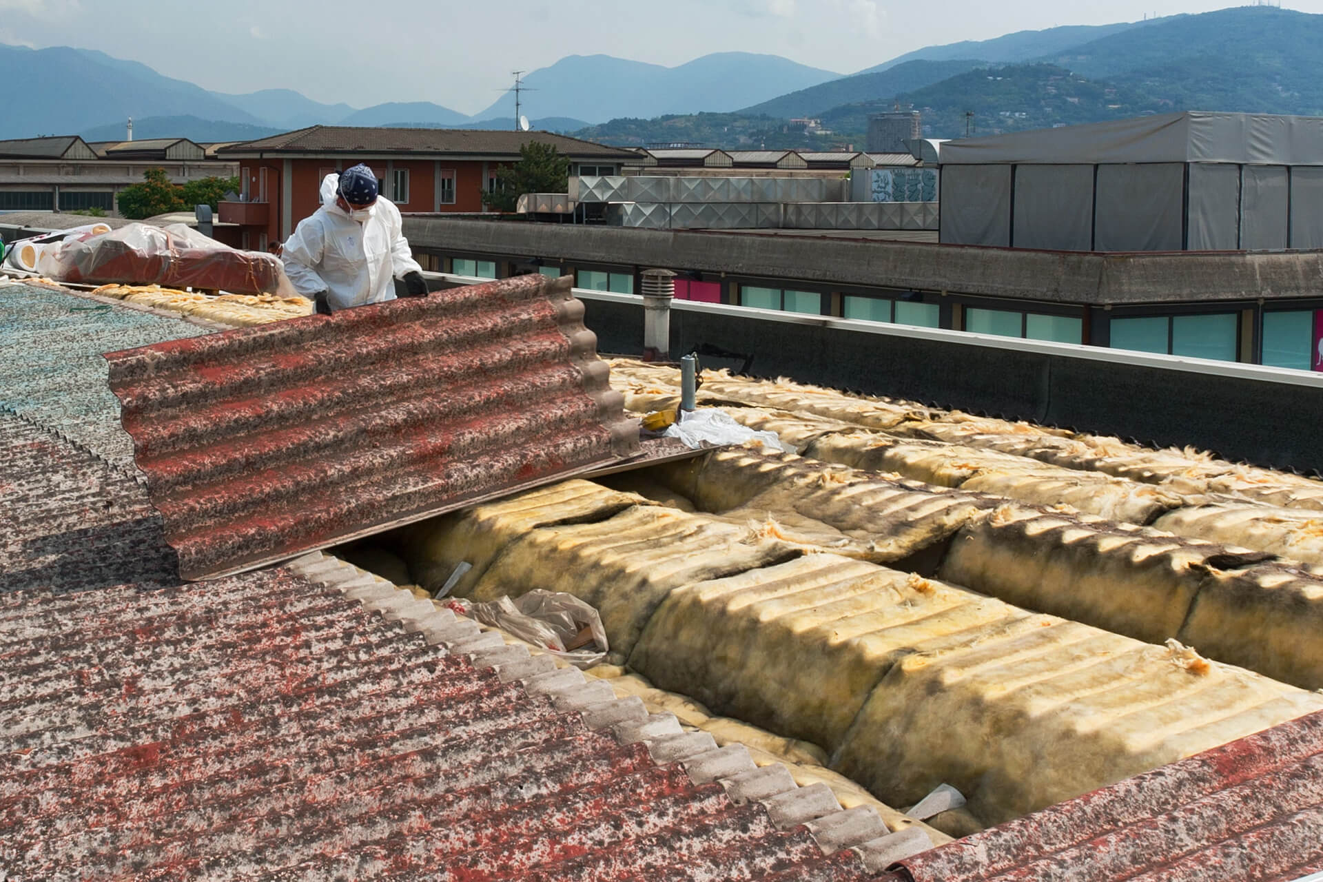 Retiramos el amianto de sus construcciones en Narón