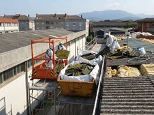Retirada de amianto en edificios residenciales antiguos en Narón