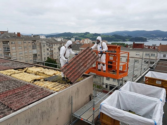 Retirada de cubiertas de amianto en comunidades de propietarios en Ferrol