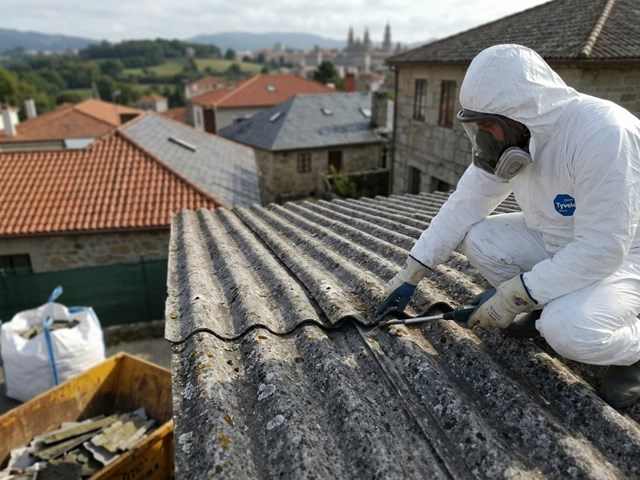 Retirada de cubiertas de uralita con amianto en viviendas unifamiliares en Santiago