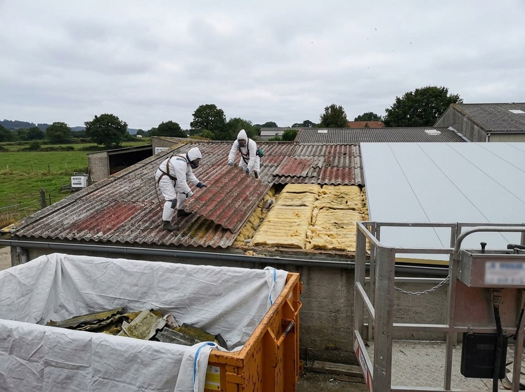 Foto 1 Retirada de cubiertas de uralita en explotaciones agrícolas y ganaderas en A Coruña